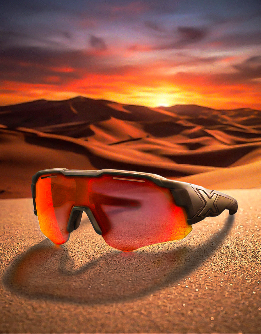 Composición de gafas deportivas sobre un fondo desértico